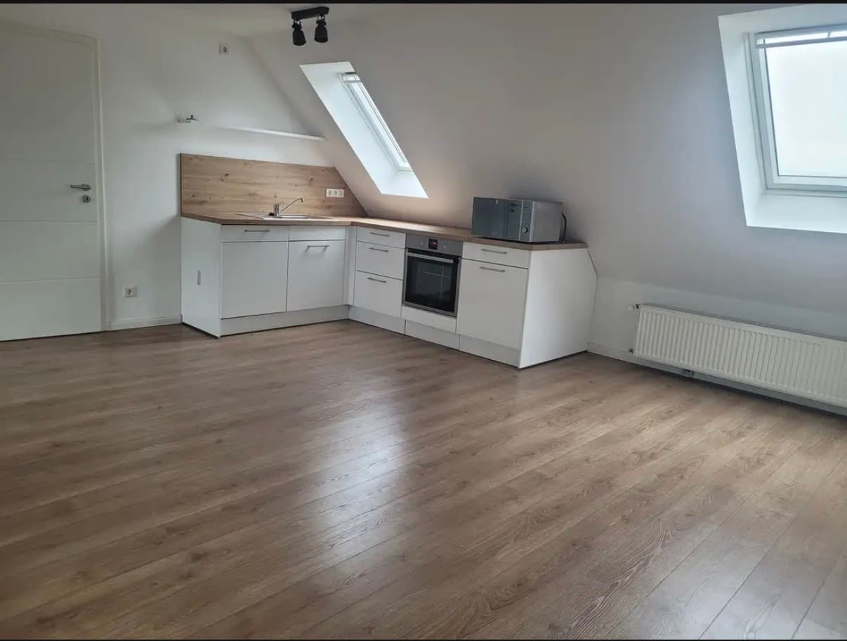 Modern sanierte DG-Wohnung mit Spitzboden in ruhiger Lage von St. Tönis